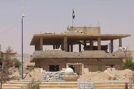 Cờ của IS được cắm lên tại một địa điểm tại thành cổ Palmyra (Ảnh: Telegraph)