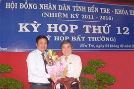 Ông Nguyễn Thành Phong - Chủ tịch HĐND tỉnh tặng hoa chúc mừng ông Nguyễn Hữu Lập được đại biểu HĐND tỉnh bầu làm Phó chủ tịch UBND tỉnh. 