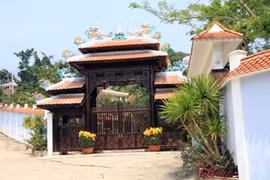 Đã qua 35 ngày khắc phục hậu quả nhưng quần thể biệt thự của ông Ngô Văn Quang vẫn nguy nga, hoành tráng. Ảnh Thùy Linh