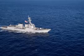 Khu trục hạm tên lửa có điều khiển USS Campbell của Mỹ trên Biển Đông. Ảnh: Reuters.