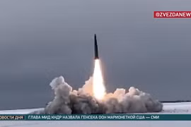 Tổ hợp Iskander phóng tên lửa . Ảnh video TV Zvezda.