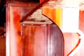 Bàn ghế trong hội trường chính bị mối mọt ăn mục nát. Ảnh: Phúc Hưng.