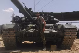 Binh sĩ lực lượng Tiger và xe tăng T-90 trên chiến trường Syria