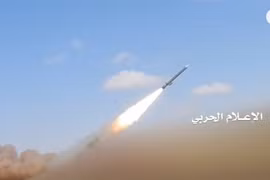 Lực lượng Houthi phóng tên lửa tấn công liên minh quân sự vùng Vịnh do Ả rập Xê-út dẫn đầu.