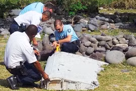 Các chuyên gia tiến hành kiểm tra mảnh vỡ nghi là của máy bay MH370 dạt vào bờ biển đảo Reunion, Pháp. Ảnh: Reuters
