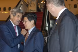 Ngoại trưởng Mỹ John Kerry nói chuyện với một quan chức ngoại giao Trung Quốc sau khi máy bay chở ông hạ cánh xuống sân bay quốc tế Bắc Kinh sáng nay. Ảnh: AP