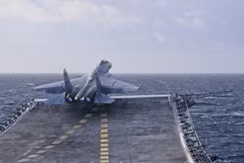 Tiêm kích S-33 xuất kích từ tàu sân bay Đô đốc Kuznetsov trên bờ biển Syria