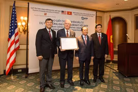 Trao chứng nhận đầu tư cho ĐH Fulbright 