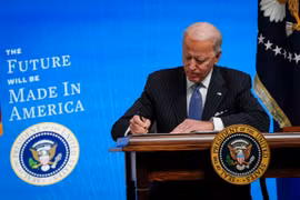 Tổng thống Mỹ Joe Biden ký đạo luật CHIPS. Ảnh E&T