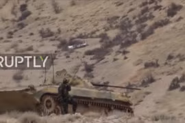 Xe thiết giáp quân đội Syria tấn công ở Wadi Barada