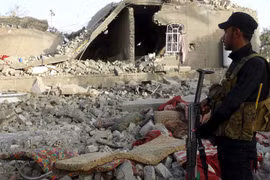 Chùm video: Lính Iraq truy quét khủng bố IS, máy bay dội lửa phiến quân