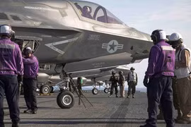 Thủy thủ và nhân viên kỹ thuật trên tàu sân bay USS Wasp tiếp nhiên liệu cho chiến đấu cơ tàng hình thế hệ thứ 5 F-35B trong một cuộc thử nghiệm hồi tháng 5. Ảnh: Reuters