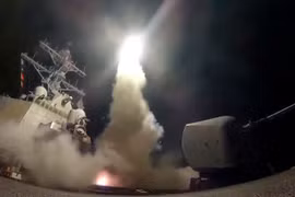 Hải quân Mỹ phóng tên lửa hành trình Tomahawk tấn công quân đội Syria nhân vụ chất độc hóa học ở Idlib - ảnh FoxNews