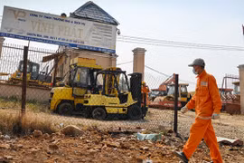 Công ty TNHH TM&DV Vĩnh Phát (P.Bình Thắng, thị xã Dĩ An, tỉnh Bình Dương) chưa bàn giao mặt bằng để thi công tuyến metro số 1 (Bến Thành - Suối Tiên) khiến nhà thầu yêu cầu đền bù thiệt hại hơn 2 tỉ đồng/ngày - Ảnh: Hữu Khoa