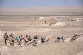 Các chiến binh thuộc lực lượng Hezbollah Iraq trên chiến trường ngoại ô thành phố Mosul, Iraq