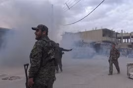 Chiến binh người Kurd trên chiến trường thành phố Tabqa