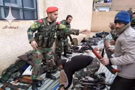 Các tay súng thánh chiến giao nộp vũ khí ở Tây Ghouta