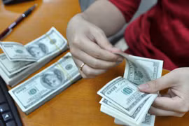 Đôla ngân hàng và tự do liên tục tăng trong sáng nay. Ảnh:Anh Quân.