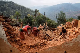 Người dân bới tìm tài sản trong những đống đổ nát sau động đất ở một ngôi làng tại Sindhupalchowk, Nepal. Ảnh: Reuters