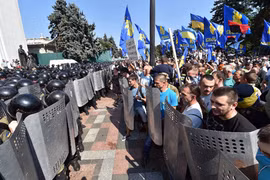Xung đột giữa người biểu tình và cảnh sát Ukraine tại Kiev ngày 31/8. Ảnh: AFP/TTXVN