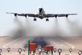 Mỹ phản ứng vụ đánh chặn RC – 135 của J-10 Trung Quốc trên Biển Đông