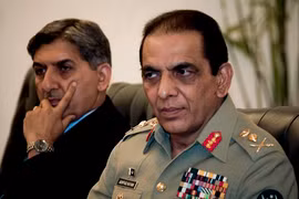 Tư lệnh quân đội Pakistan Ashfaq Parvez Kayani (phải) và Giám đốc ISI Ahmed Shuja Pasha thời còn đương chức. Ảnh: AP