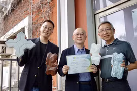 Các nhà khoa học Đài Loan với sản phẩm gạch lát đường từ PGB. Ảnh Focus Taiwan