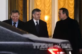 Cựu Tổng thống Ukraine Leonid Kuchma (trái) và Đại sứ Nga tại Ukraine Mikhail Zurabov (giữa) sau cuộc họp ngày 10/2. Ảnh: AFP/TTXVN 