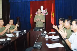 Bộ Trưởng Bộ CA Trần Đại Quang chúc mừng ban chuyên án trong vụ bắt giữ "cá lớn" Giang Kim Đạt.