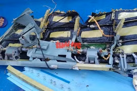 Cận cảnh mảnh vỡ buồng lái - Ảnh: Hoàng Văn Số.