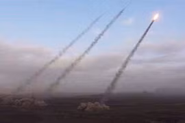 Lực lượng Houthi phóng tên lửa tấn công Liên minh quân sự Ả rập Xê-út trên chiến trường biên giới Yemen.