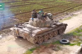 Xe tăng quân đội Syria cơ động trên chiến trường tỉnh Idlib. Anh minh họa Muraselon