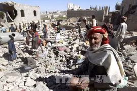 Những căn nhà bị sập sau các vụ oanh tạc của liên quân chống phiến quân Houthi tại Sanaa. AFP/ TTXVN