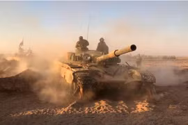 Xe tăng quân đội Syria tấn công trên sa mạc tỉnh Homs