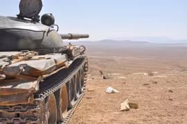 Xe tăng quân đội Syria tiến công trên chiến trường Hama - ảnh minh họa của Masdar News