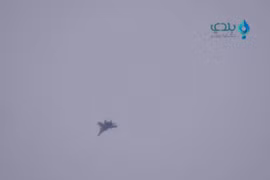 Một máy bay chiến đấu của Nga, khả năng là Su-34 trên bầu trời Raqqa
