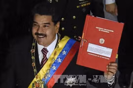 Tổng thống Maduro đệ trình văn bản về luật sắc lệnh đặc biệt tại Quốc hội ngày 10/3. Ảnh: AFP/TTXVN