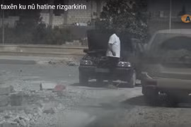 Lực lượng SDF tuần tra trên đường phố Manbij 