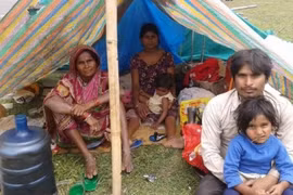 Một gia đình phải sống trong cảnh "màn trời chiếu đất" tại Kathmandu sau động đất. Ảnh: Guardian 