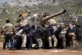 Nhóm Jund Al-Aqsa (Al Qaeda Syria) cố gắng hỗ trợ khởi động một chiếc xe tăng