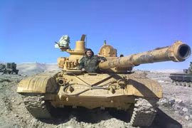 Xe tăng quân đội Syria trên chiến trường Hama
