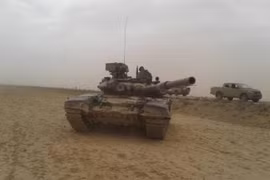 Xe tăng quân đội Syria tiến công ở hoang mạc ở Sweda. Ảnh minh họa Masdar News.
