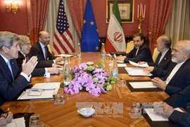 Ngoại trưởng Mỹ John Kerry (trái) và người đồng cấp Iran Mohammad Javad Zarif (phải) bắt đầu cuộc đàm phán tại Lausanne, Thụy Sĩ, ngày 29/3. Ảnh: AFP-TTXVN