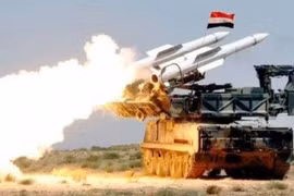 Tên lửa phòng không Syria khai hỏa đánh chặn cuộc không kích đối phương. Ảnh minh họa Masdar News