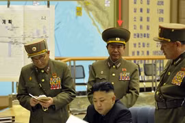 Ông Ri Yong-gil (giữa) trong một buổi làm việc cùng nhà lãnh đạo Kim Jong-un. (Ảnh: Rodong Sinmun)