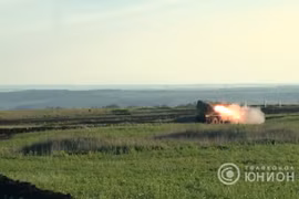 Pháo phản lực "Cheburashka" MLRS bắn thử nghiệm trên thao trường Donesk. Ảnh video