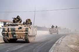 Xe tăng quân đội Thổ Nhĩ Kỳ trên đường tiến vào Syria