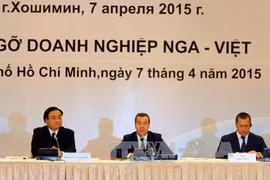 Thủ tướng Dmitry Medvedev (giữa) và Phó Thủ tướng Hoàng Trung Hải (bên trái) tại buổi gặp gỡ doanh nghiệp Việt Nam - Nga. Ảnh: Thanh Vũ - TTXVN