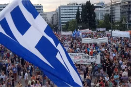 Người dân Hy Lạp biểu tình phản đối thắt chặt tại Athens. Ảnh:AP