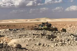 Xe tăng quân đội Syria tiến công trên chiến trường miền Bắc Hama. Ảnh minh họa Masdar News